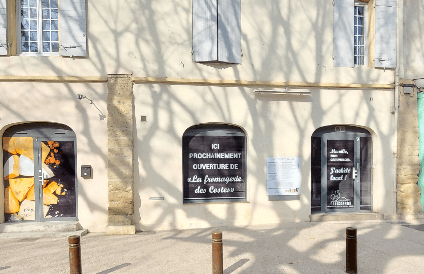 Lettrage adhésif posé sur une vitrine pour l'ouverture prochaine d'une froamgerie