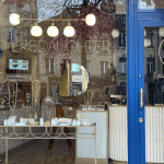 Lettrage adhésif sur la vitrine d'une joaillerie