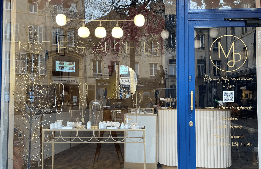 Lettrage adhésif sur la vitrine d'une joaillerie