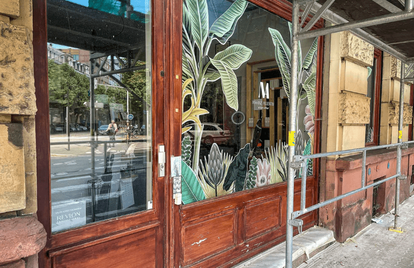 Vitrophanie décorative sur la vitrine d'un salon de coiffure
