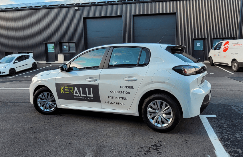 Semi covering sur une voiture