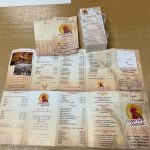 Photo d'une pile de dépliants personnalisés