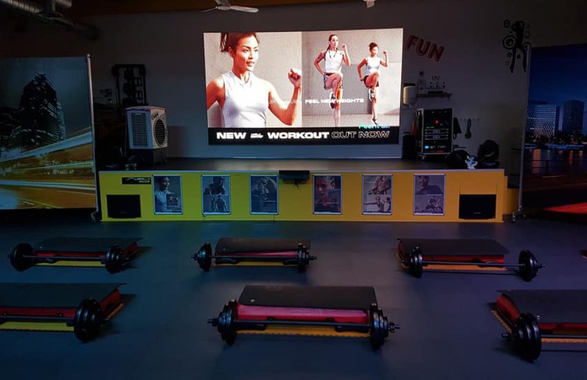 Photo d'un écran LED en intérieur