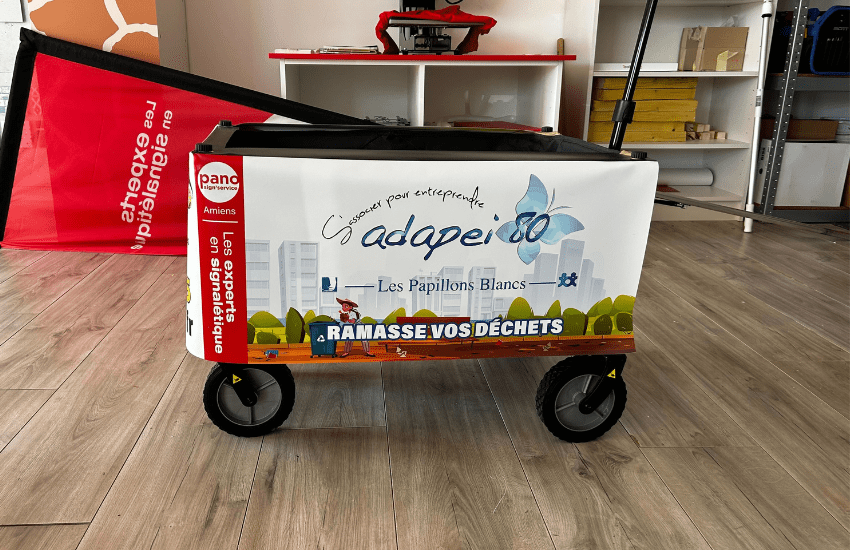 Photo d'une remorque pour vélo avec flocage