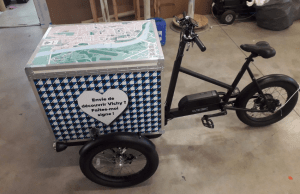 Photo d'un flocage sur la caisse d'un triporteur