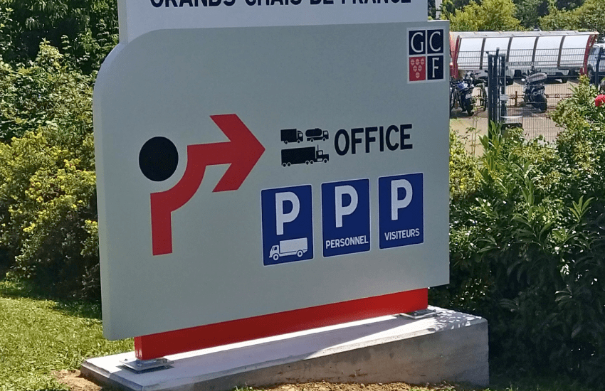 Photo d'un panneau directionnel sur bord de route