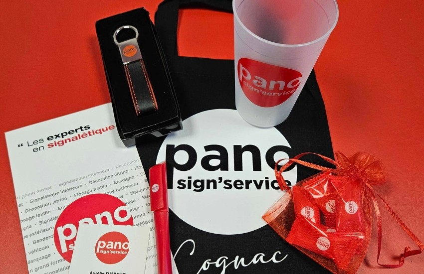 Photos de plusieurs objets publicitaires : gobelet, tote-bag imprimé, porte-clés, stylo, bonbons logotés