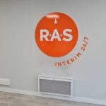 Photo d'un panneau décoratif avec logo