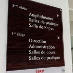 Photo d'une plaque indiquant des directions