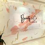 Photo d'une grande plaque avec logo