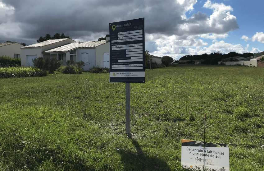 Photo d'un panneau de chantier